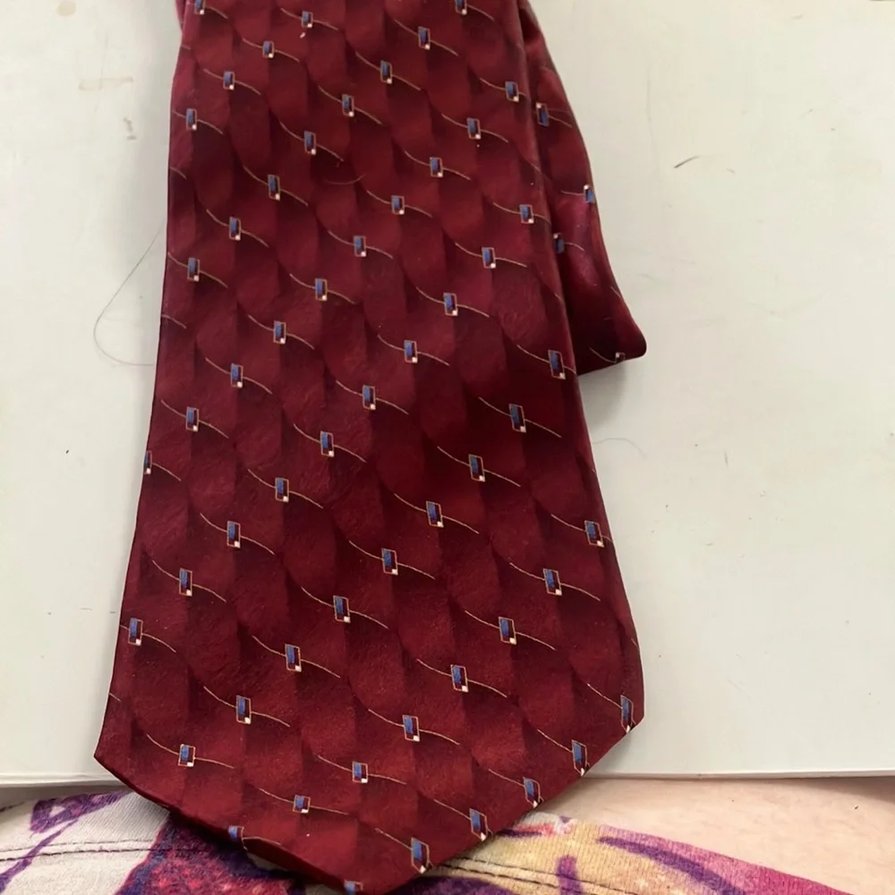 FINAL MARKDOWN Stafford Red Geometric Silk Tie
